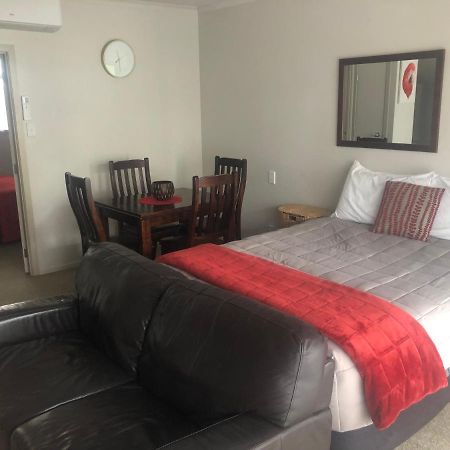 تاوبو Absolute Lake View Motel المظهر الخارجي الصورة