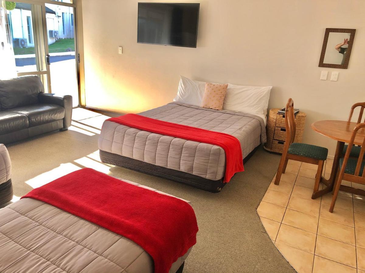 تاوبو Absolute Lake View Motel المظهر الخارجي الصورة