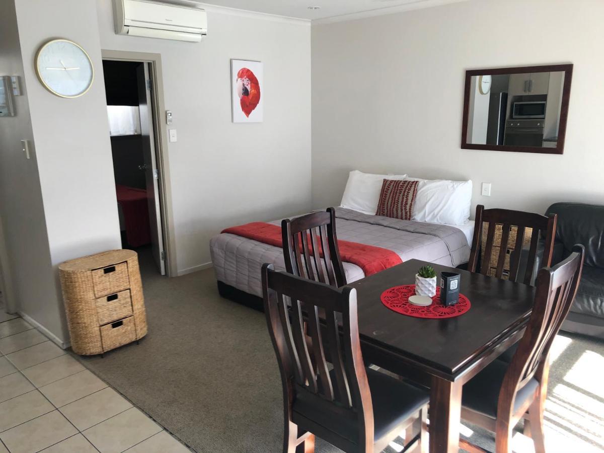 تاوبو Absolute Lake View Motel المظهر الخارجي الصورة